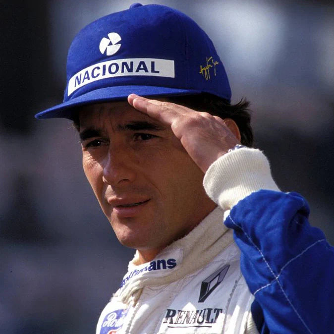 COMPRE 1 LEVE 2 | Boné Ayrton Senna Retrô F1 + BRINDE Memorial: Adesivo e Chaveiro Senna